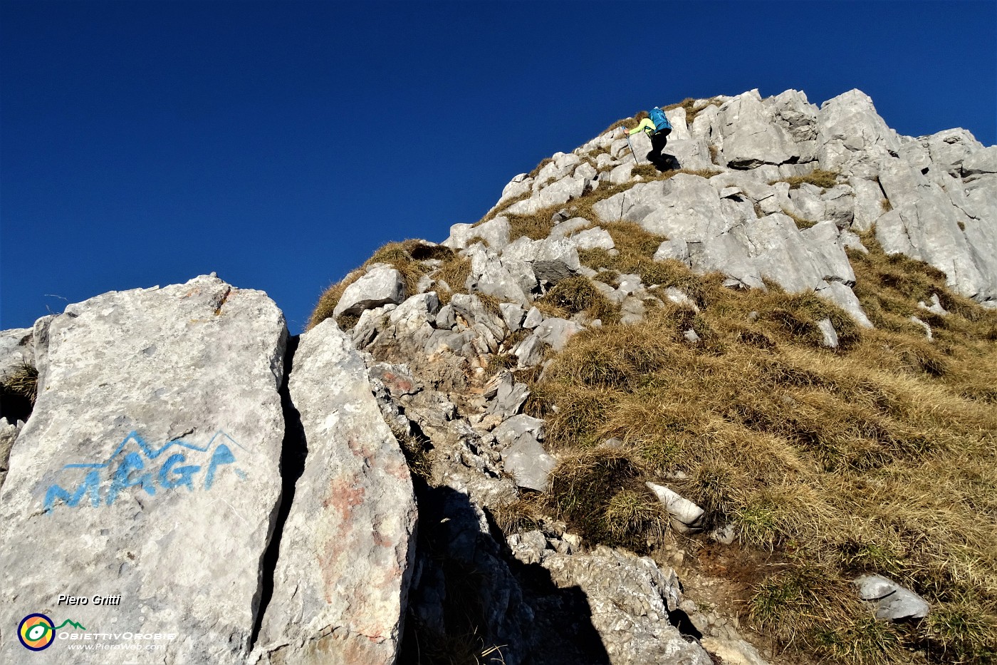 47 Risalendo su roccette in cresta di Cima Menna.JPG -                                